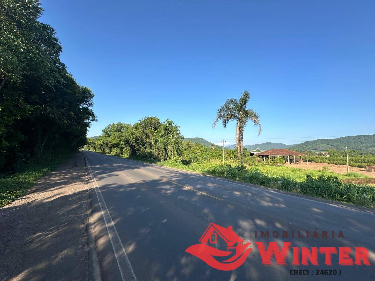 Área com 3.944 m2 frente para RS 452.